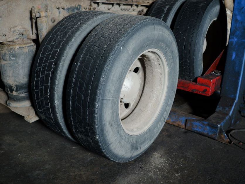 Pneumatiques jumelés d'un véhicule industriel contrôlés par GB Trucks