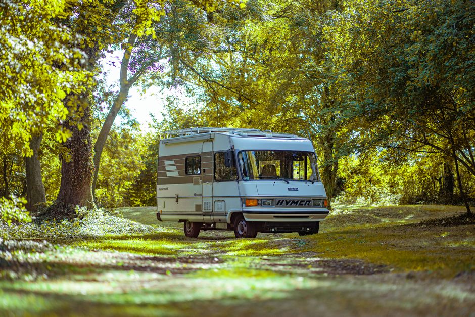 Camping-car contrôlé avant le départ pour un roulage en toute sécurité