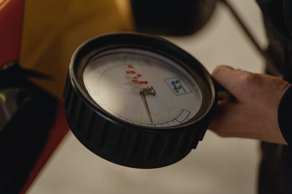 Contrôle de la pression du circuit de climatisation au manomètre chez GB Trucks