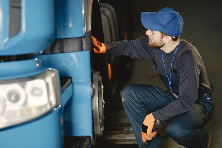 Technicien GB Trucks vérifiant un poids lourd avant le passage au contrôle technique