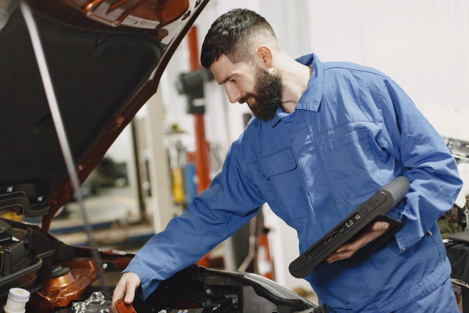 Technicien GB Trucks lisant les codes défauts d'un véhicule à la tablette