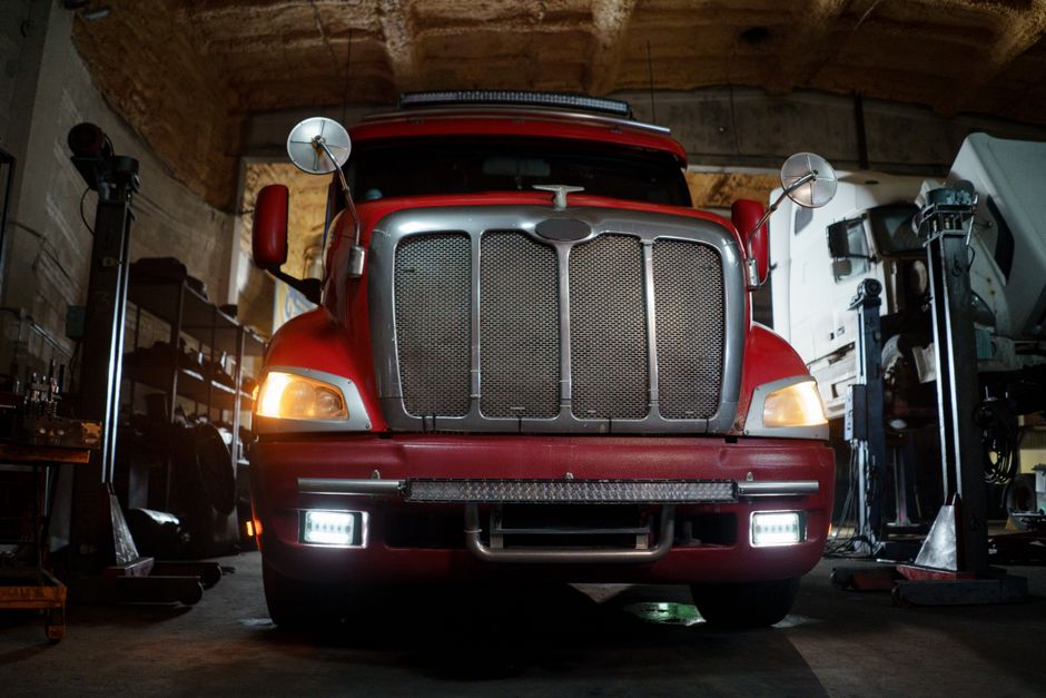 Poids lourd pris en charge dans l'atelier GB Trucks à Bellevigny
