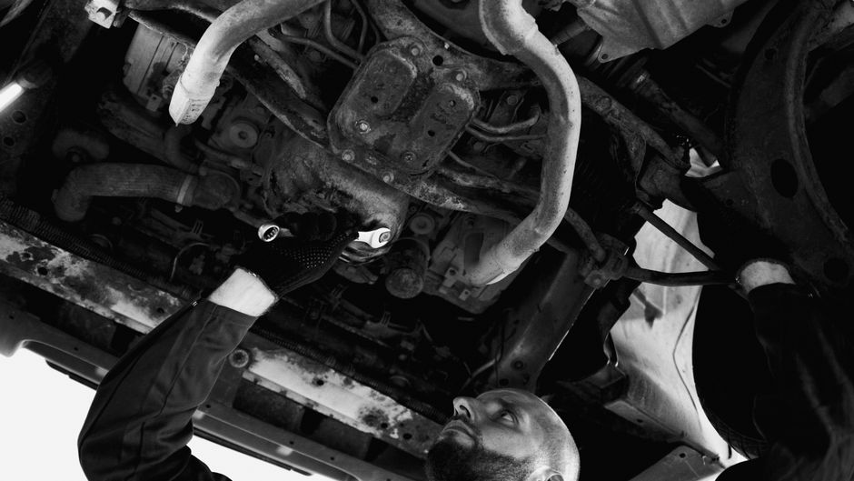 Inspection sous châssis avant contrôle technique dans l'atelier GB Trucks